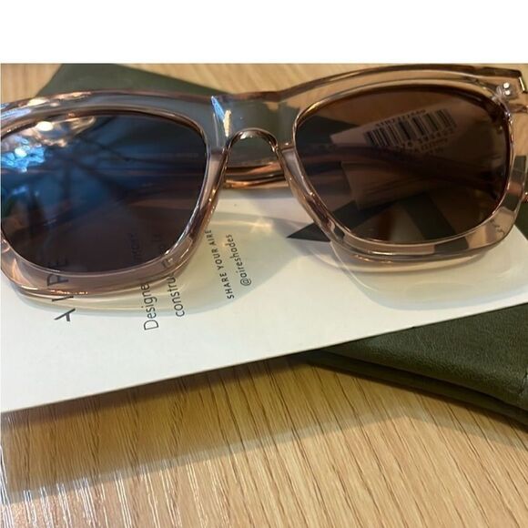 NWT Aire Auriga 54mm Gradient Cat Eye
Sunglasses - Picture 3 of 6